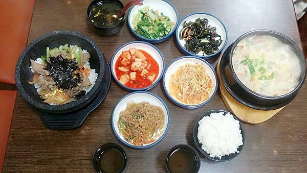 [內湖捷運站]*首爾韓食館*小菜豐盛量超多\大方不怕吃 @💕小美很愛嚐💕