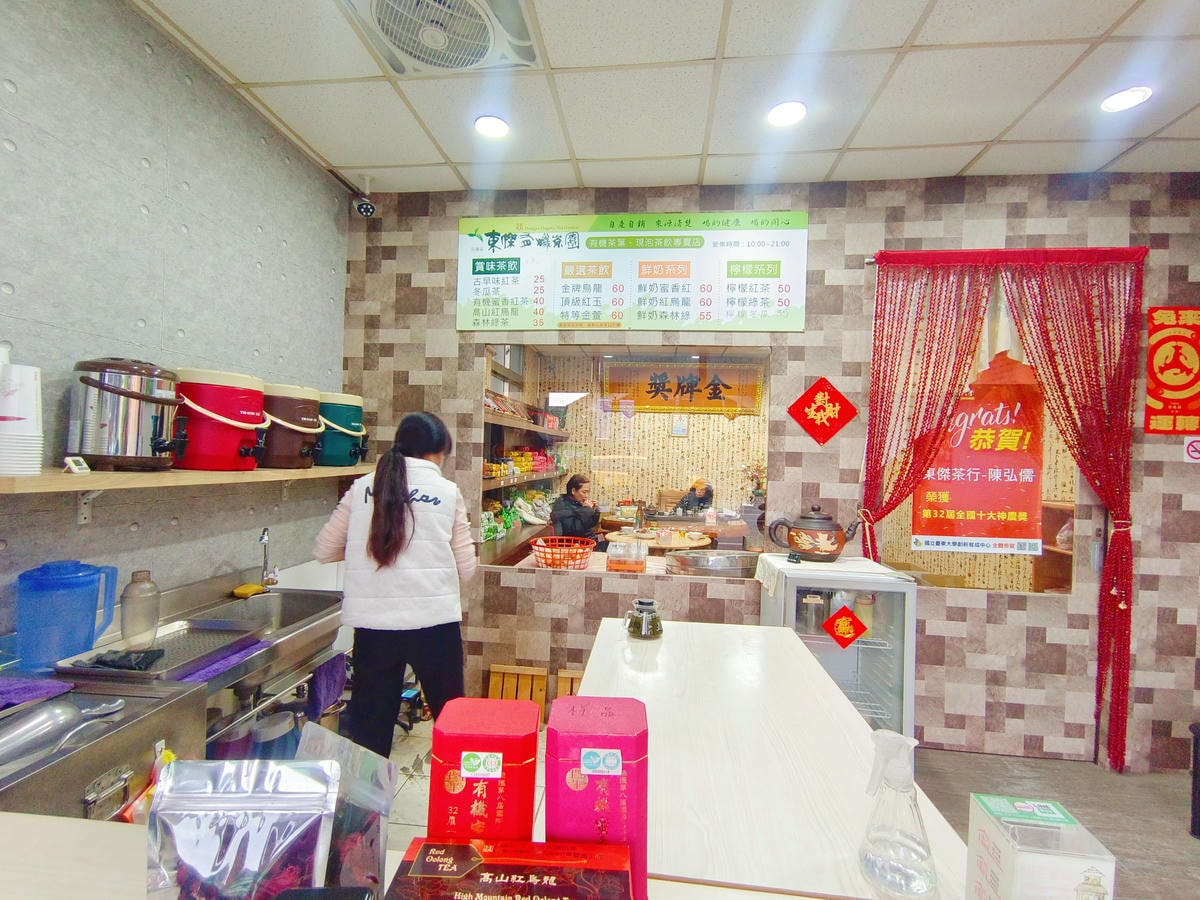 【花蓮美食】東傑茶園花蓮店、茶園自營、茶味層次豐富有機茶飲、雞蛋一起買回家! - 第3張圖