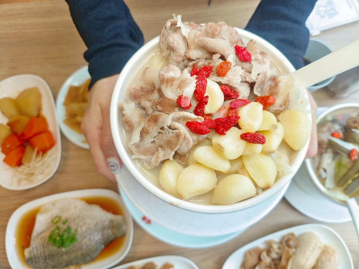 【台北雞湯】雙月食品社 森林公園店、台北拓展到七間店分店了!連續5年台北米其林必比登美食餐廳!每碗湯品料都是滿出來! - 第12張圖