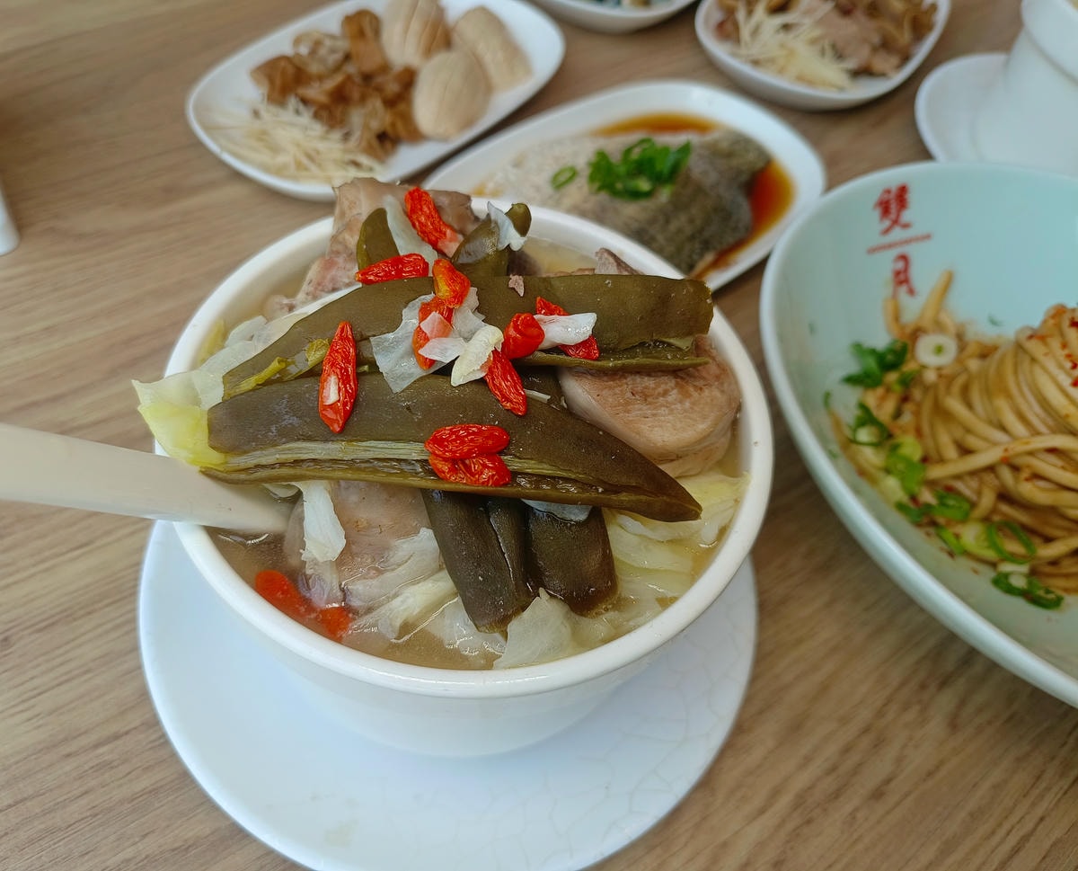 【台北雞湯】雙月食品社 森林公園店、台北拓展到七間店分店了!連續5年台北米其林必比登美食餐廳!每碗湯品料都是滿出來! - 第13張圖