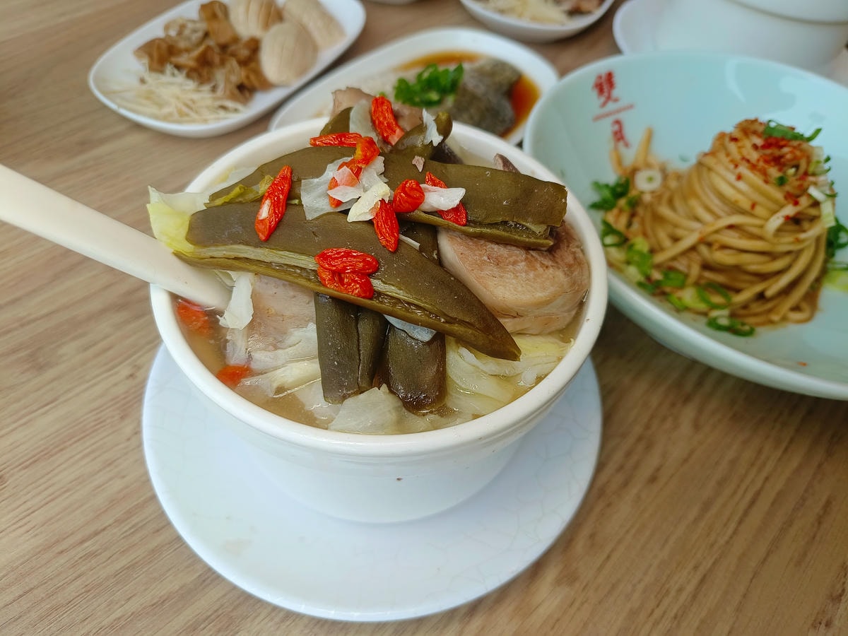 【台北雞湯】雙月食品社 森林公園店、台北拓展到七間店分店了!連續5年台北米其林必比登美食餐廳!每碗湯品料都是滿出來! - 第14張圖