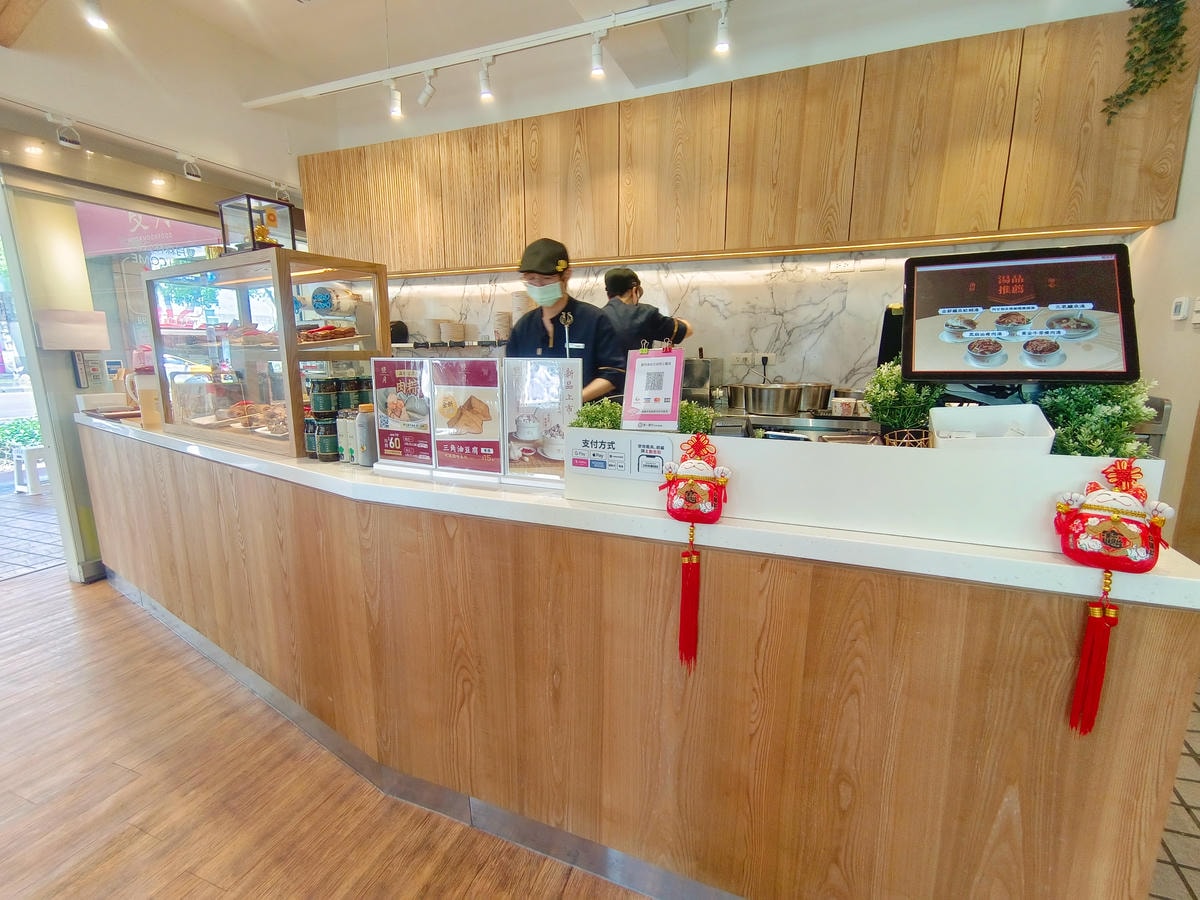 【台北雞湯】雙月食品社 森林公園店、台北拓展到七間店分店了!連續5年台北米其林必比登美食餐廳!每碗湯品料都是滿出來! - 第3張圖