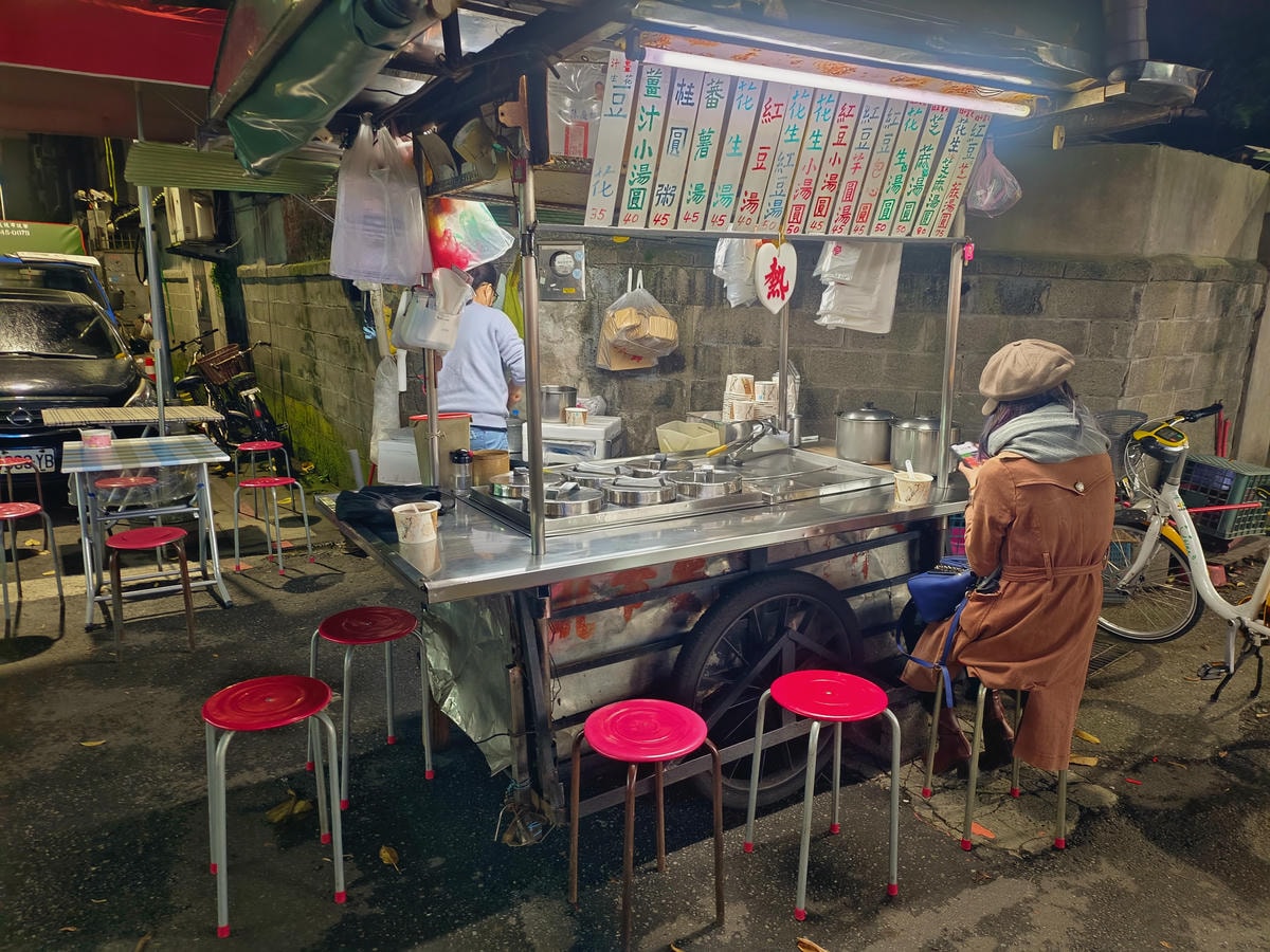 【台北甜品】泰順街大樹下甜品攤、路邊小攤Google卻有4.5顆星、50年老店人氣好口碑!捷運台電大樓站好吃豆花 - 第2張圖