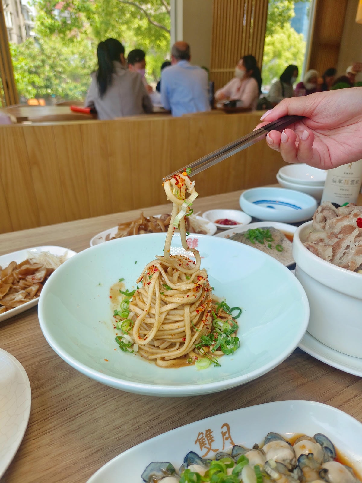 【台北雞湯】雙月食品社 森林公園店、台北拓展到七間店分店了!連續5年台北米其林必比登美食餐廳!每碗湯品料都是滿出來! - 第16張圖