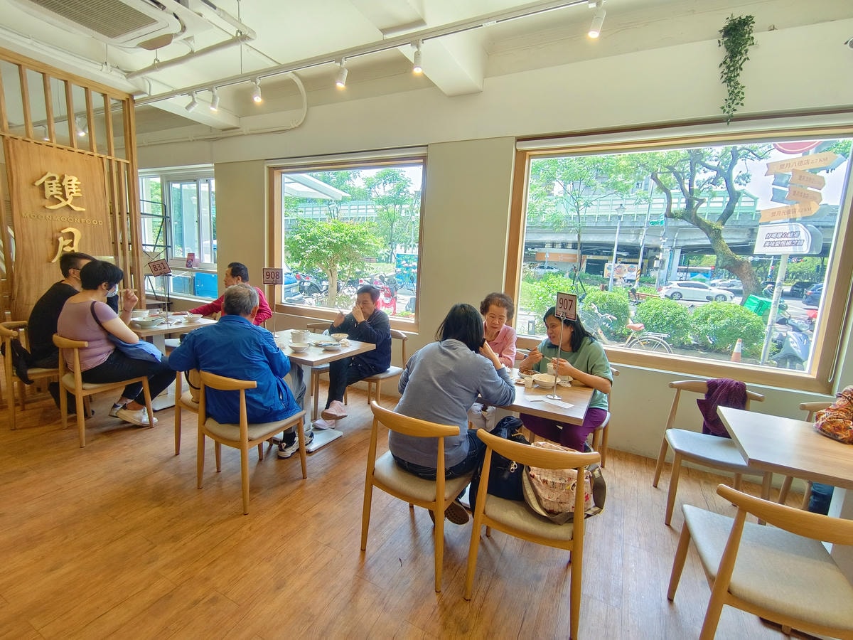 【台北雞湯】雙月食品社 森林公園店、台北拓展到七間店分店了!連續5年台北米其林必比登美食餐廳!每碗湯品料都是滿出來! - 第5張圖