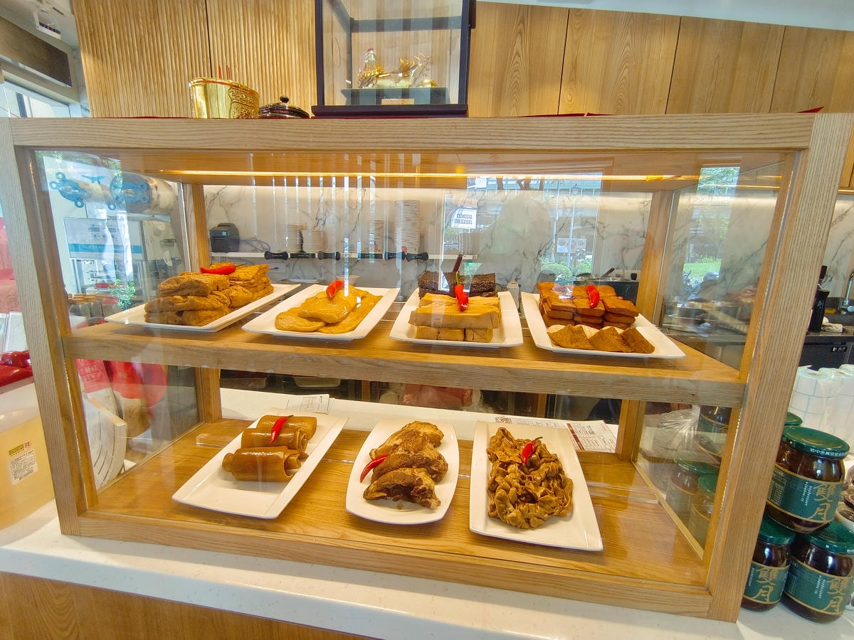 【台北雞湯】雙月食品社 森林公園店、台北拓展到七間店分店了!連續5年台北米其林必比登美食餐廳!每碗湯品料都是滿出來! - 第4張圖