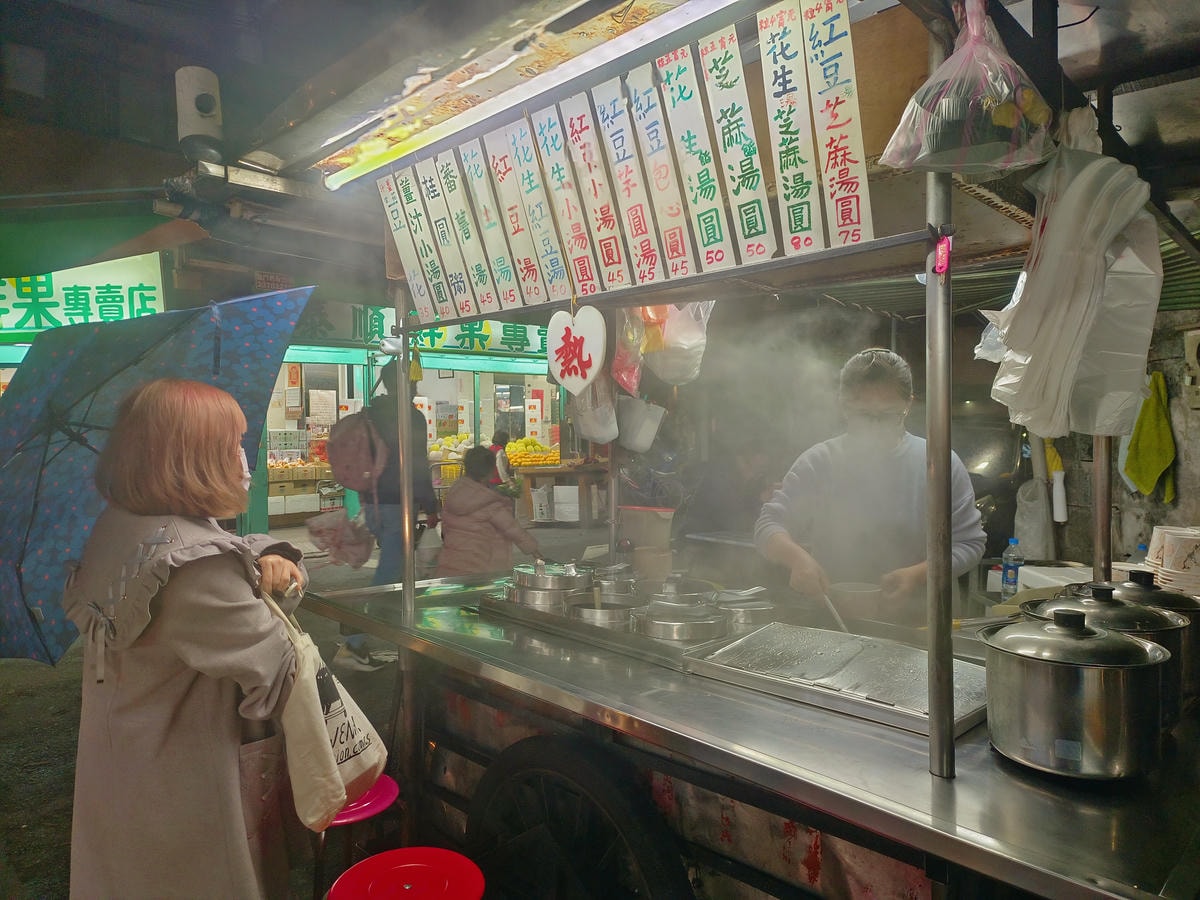 【台北甜品】泰順街大樹下甜品攤、路邊小攤Google卻有4.5顆星、50年老店人氣好口碑!捷運台電大樓站好吃豆花 - 第3張圖