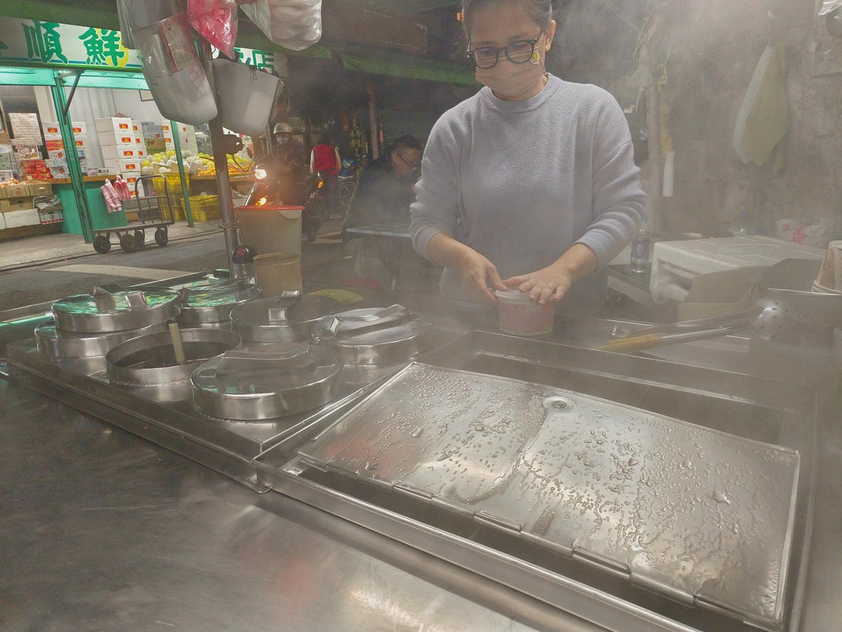 【台北甜品】泰順街大樹下甜品攤、路邊小攤Google卻有4.5顆星、50年老店人氣好口碑!捷運台電大樓站好吃豆花 - 第5張圖