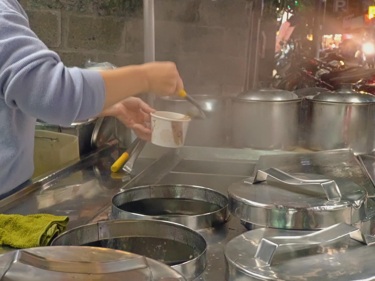 【台北甜品】泰順街大樹下甜品攤、路邊小攤Google卻有4.5顆星、50年老店人氣好口碑!捷運台電大樓站好吃豆花 - 第6張圖