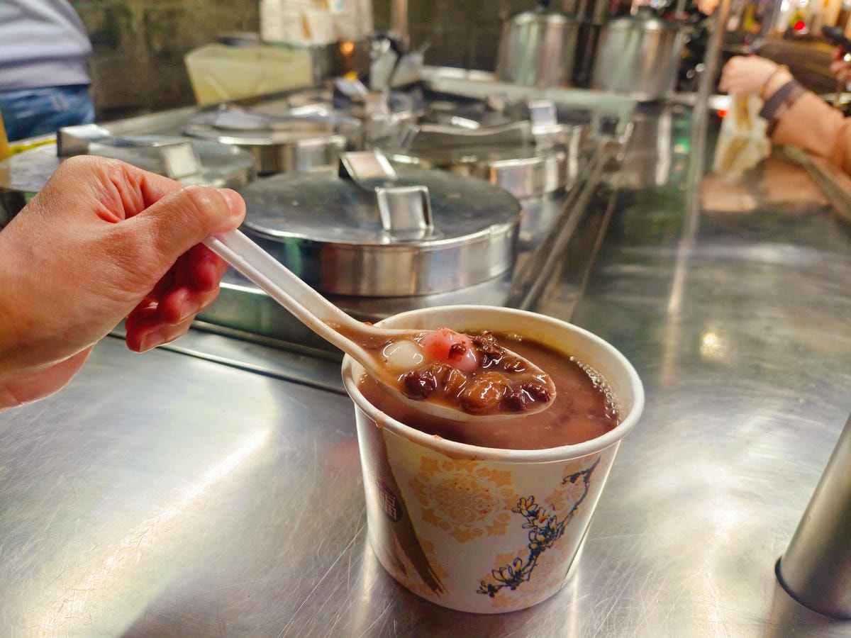 【台北甜品】泰順街大樹下甜品攤、路邊小攤Google卻有4.5顆星、50年老店人氣好口碑!捷運台電大樓站好吃豆花 - 第10張圖