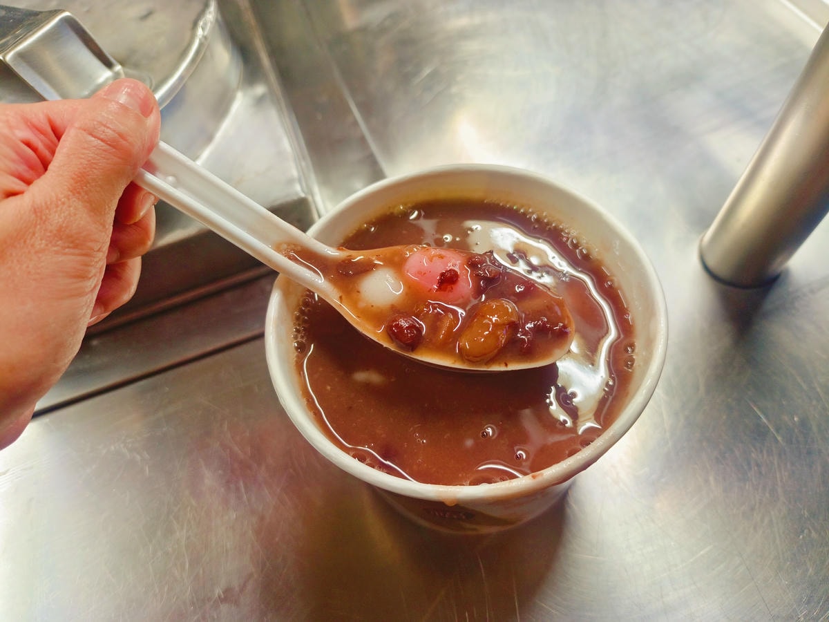 【台北甜品】泰順街大樹下甜品攤、路邊小攤Google卻有4.5顆星、50年老店人氣好口碑!捷運台電大樓站好吃豆花 - 第8張圖