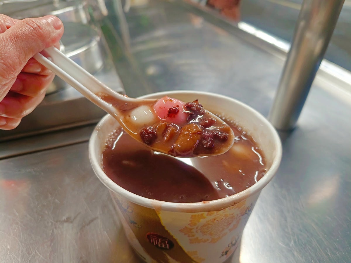 【台北甜品】泰順街大樹下甜品攤、路邊小攤Google卻有4.5顆星、50年老店人氣好口碑!捷運台電大樓站好吃豆花 - 第9張圖