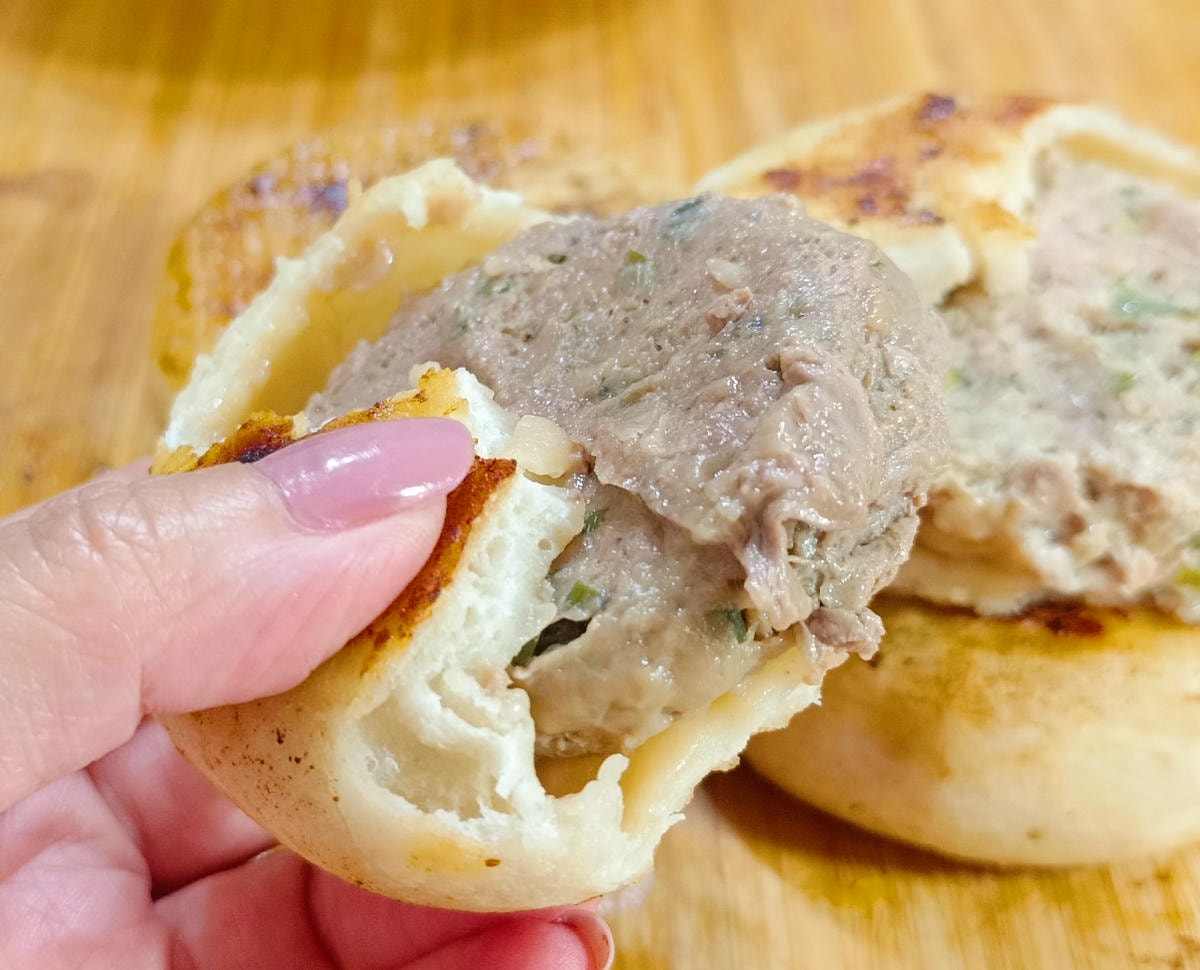 【宅配美食推薦】吳霸霸、酥脆亞麻小米蔥油餅、隨時爆漿肉汁、純牛肉餡餅、蔥肉餡餅必吃起來! - 第20張圖