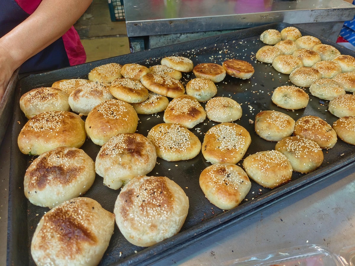 永春市場美食｜武大郎胡椒餅 、一個只要銅板價15元、一攤包辦了甜鹹小點、胡椒餅、芝麻餅、麥芽餅！台北小吃