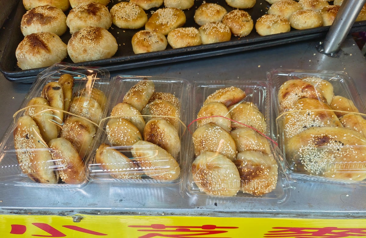 永春市場美食｜武大郎胡椒餅 、一個只要銅板價15元、一攤包辦了甜鹹小點、胡椒餅、芝麻餅、麥芽餅！台北小吃