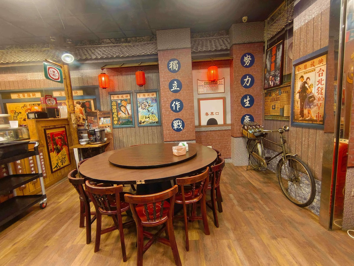 花蓮美食|愛上這味懷舊餐廳、王建民都愛上的懷舊好味、超人氣「綜合海鮮粥」、「醬香古法蛋」、「塔香蒜茄子」懷舊場景超好拍!!花蓮晚餐宵夜推薦 - 第9張圖