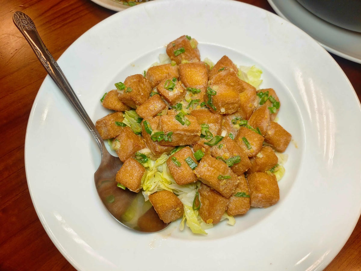 花蓮美食|愛上這味懷舊餐廳、王建民都愛上的懷舊好味、超人氣「綜合海鮮粥」、「醬香古法蛋」、「塔香蒜茄子」懷舊場景超好拍!!花蓮晚餐宵夜推薦 - 第15張圖