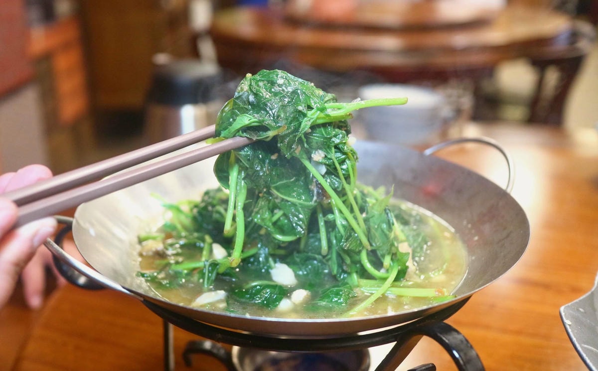 花蓮美食|愛上這味懷舊餐廳、王建民都愛上的懷舊好味、超人氣「綜合海鮮粥」、「醬香古法蛋」、「塔香蒜茄子」懷舊場景超好拍!!花蓮晚餐宵夜推薦 - 第21張圖