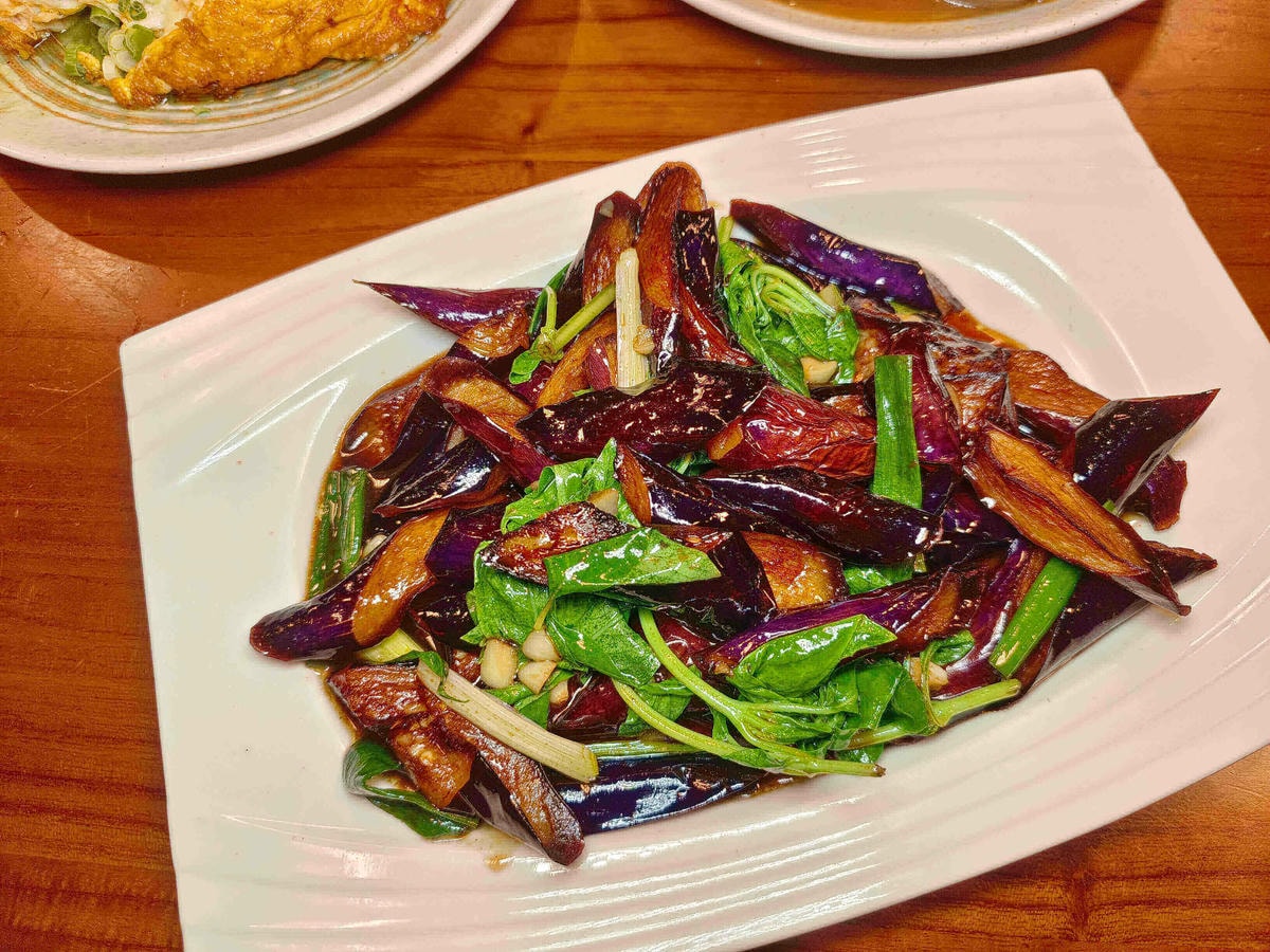 花蓮美食|愛上這味懷舊餐廳、王建民都愛上的懷舊好味、超人氣「綜合海鮮粥」、「醬香古法蛋」、「塔香蒜茄子」懷舊場景超好拍!!花蓮晚餐宵夜推薦 - 第17張圖