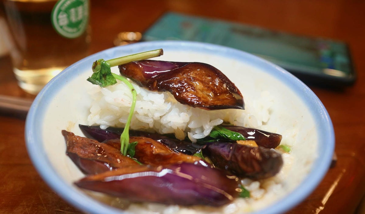 花蓮美食|愛上這味懷舊餐廳、王建民都愛上的懷舊好味、超人氣「綜合海鮮粥」、「醬香古法蛋」、「塔香蒜茄子」懷舊場景超好拍!!花蓮晚餐宵夜推薦 - 第18張圖