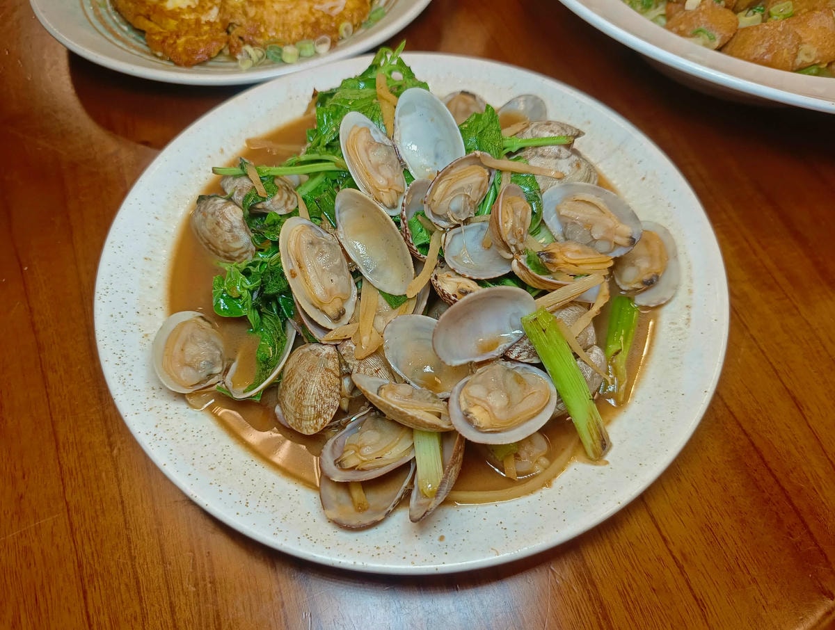 花蓮美食|愛上這味懷舊餐廳、王建民都愛上的懷舊好味、超人氣「綜合海鮮粥」、「醬香古法蛋」、「塔香蒜茄子」懷舊場景超好拍!!花蓮晚餐宵夜推薦 - 第19張圖