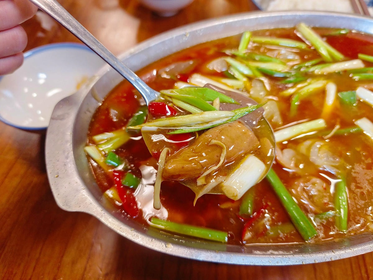 花蓮美食|愛上這味懷舊餐廳、王建民都愛上的懷舊好味、超人氣「綜合海鮮粥」、「醬香古法蛋」、「塔香蒜茄子」懷舊場景超好拍!!花蓮晚餐宵夜推薦 - 第13張圖