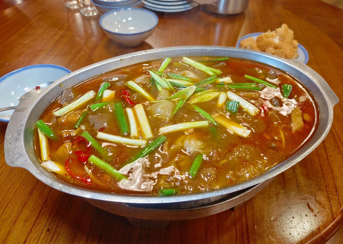 花蓮美食|愛上這味懷舊餐廳、王建民都愛上的懷舊好味、超人氣「綜合海鮮粥」、「醬香古法蛋」、「塔香蒜茄子」懷舊場景超好拍!!花蓮晚餐宵夜推薦 - 第12張圖