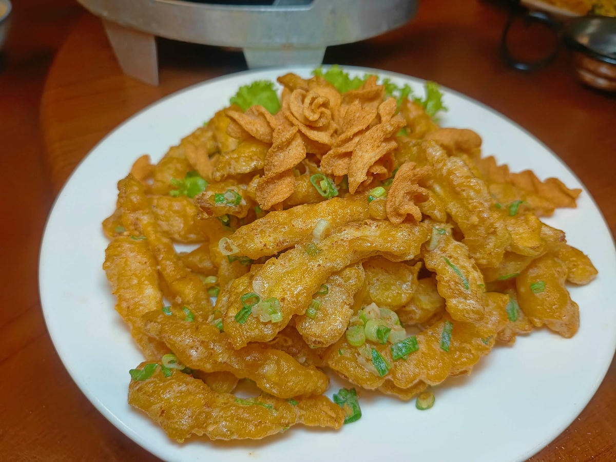 花蓮美食|愛上這味懷舊餐廳、王建民都愛上的懷舊好味、超人氣「綜合海鮮粥」、「醬香古法蛋」、「塔香蒜茄子」懷舊場景超好拍!!花蓮晚餐宵夜推薦 - 第16張圖