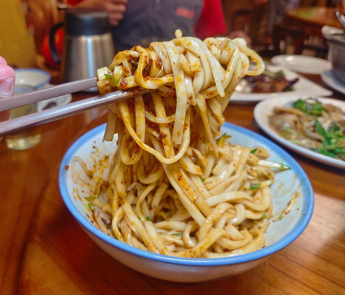 花蓮美食|愛上這味懷舊餐廳、王建民都愛上的懷舊好味、超人氣「綜合海鮮粥」、「醬香古法蛋」、「塔香蒜茄子」懷舊場景超好拍!!花蓮晚餐宵夜推薦 - 第26張圖