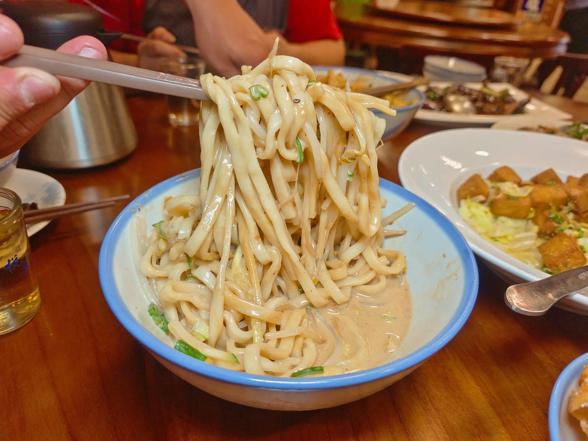 花蓮美食|愛上這味懷舊餐廳、王建民都愛上的懷舊好味、超人氣「綜合海鮮粥」、「醬香古法蛋」、「塔香蒜茄子」懷舊場景超好拍!!花蓮晚餐宵夜推薦 - 第25張圖