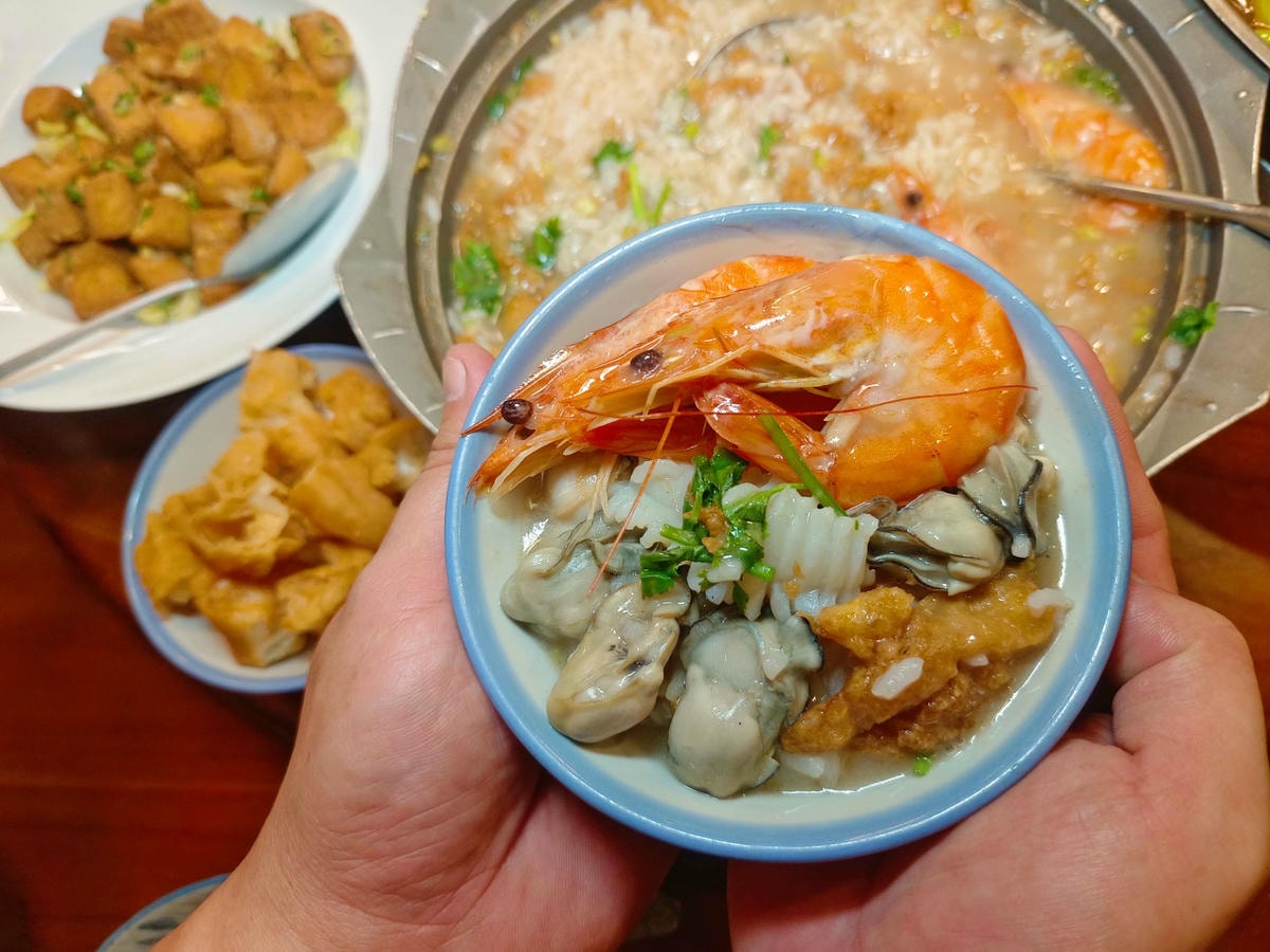 花蓮美食|愛上這味懷舊餐廳、王建民都愛上的懷舊好味、超人氣「綜合海鮮粥」、「醬香古法蛋」、「塔香蒜茄子」懷舊場景超好拍!!花蓮晚餐宵夜推薦 - 第23張圖