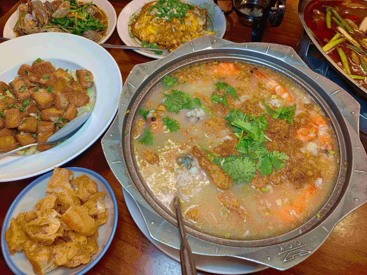 花蓮美食|愛上這味懷舊餐廳、王建民都愛上的懷舊好味、超人氣「綜合海鮮粥」、「醬香古法蛋」、「塔香蒜茄子」懷舊場景超好拍!!花蓮晚餐宵夜推薦 - 第22張圖