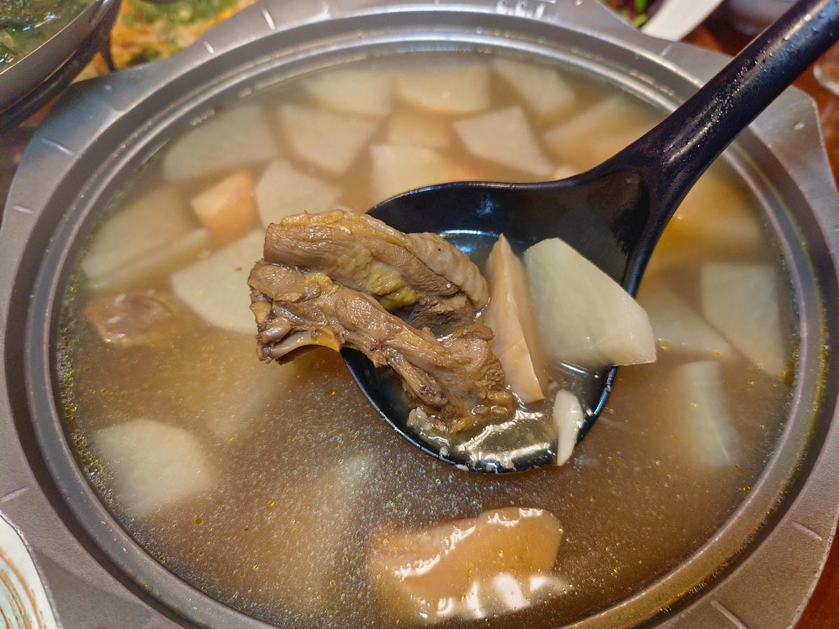 花蓮美食|愛上這味懷舊餐廳、王建民都愛上的懷舊好味、超人氣「綜合海鮮粥」、「醬香古法蛋」、「塔香蒜茄子」懷舊場景超好拍!!花蓮晚餐宵夜推薦 - 第27張圖