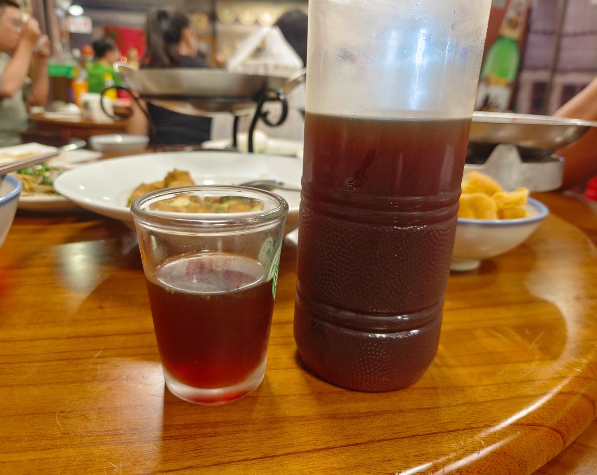 花蓮美食|愛上這味懷舊餐廳、王建民都愛上的懷舊好味、超人氣「綜合海鮮粥」、「醬香古法蛋」、「塔香蒜茄子」懷舊場景超好拍!!花蓮晚餐宵夜推薦 - 第11張圖