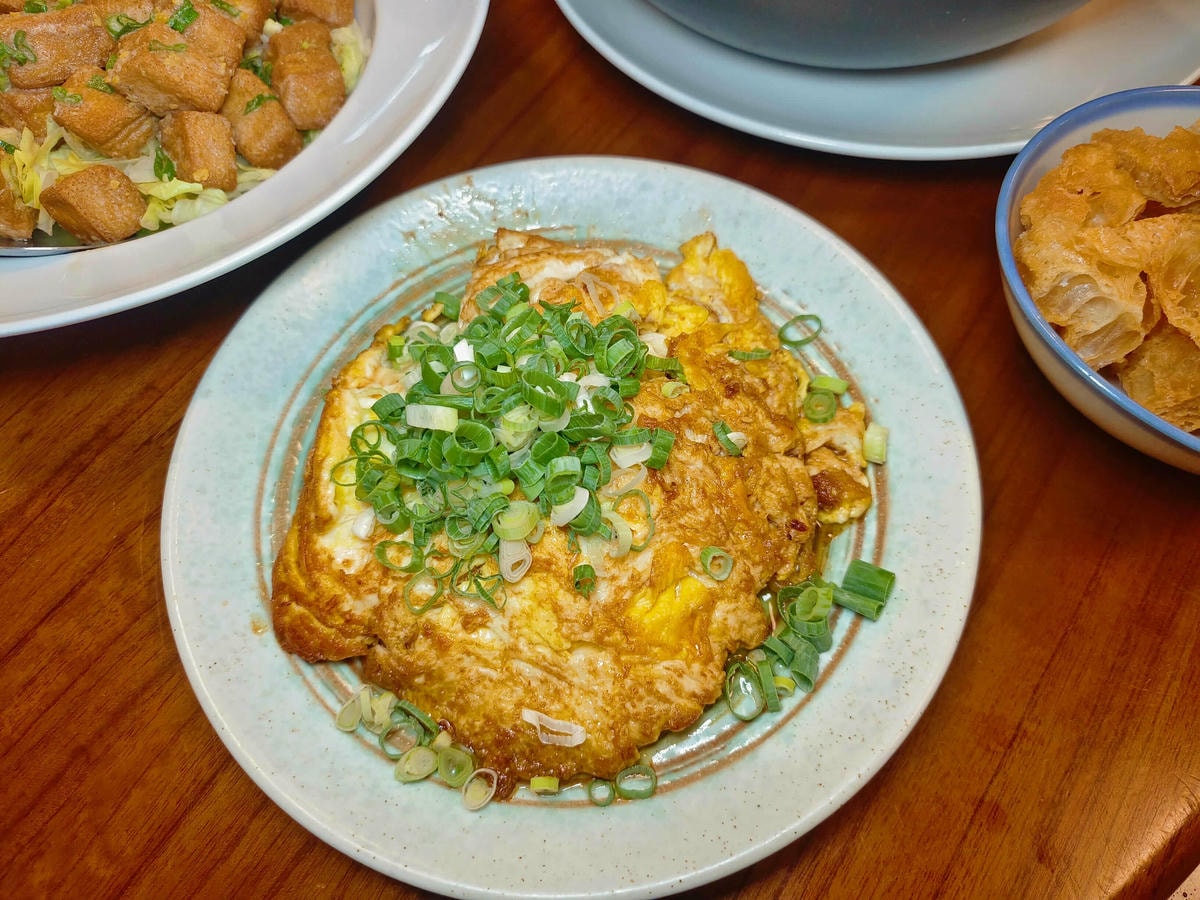 花蓮美食|愛上這味懷舊餐廳、王建民都愛上的懷舊好味、超人氣「綜合海鮮粥」、「醬香古法蛋」、「塔香蒜茄子」懷舊場景超好拍!!花蓮晚餐宵夜推薦 - 第14張圖