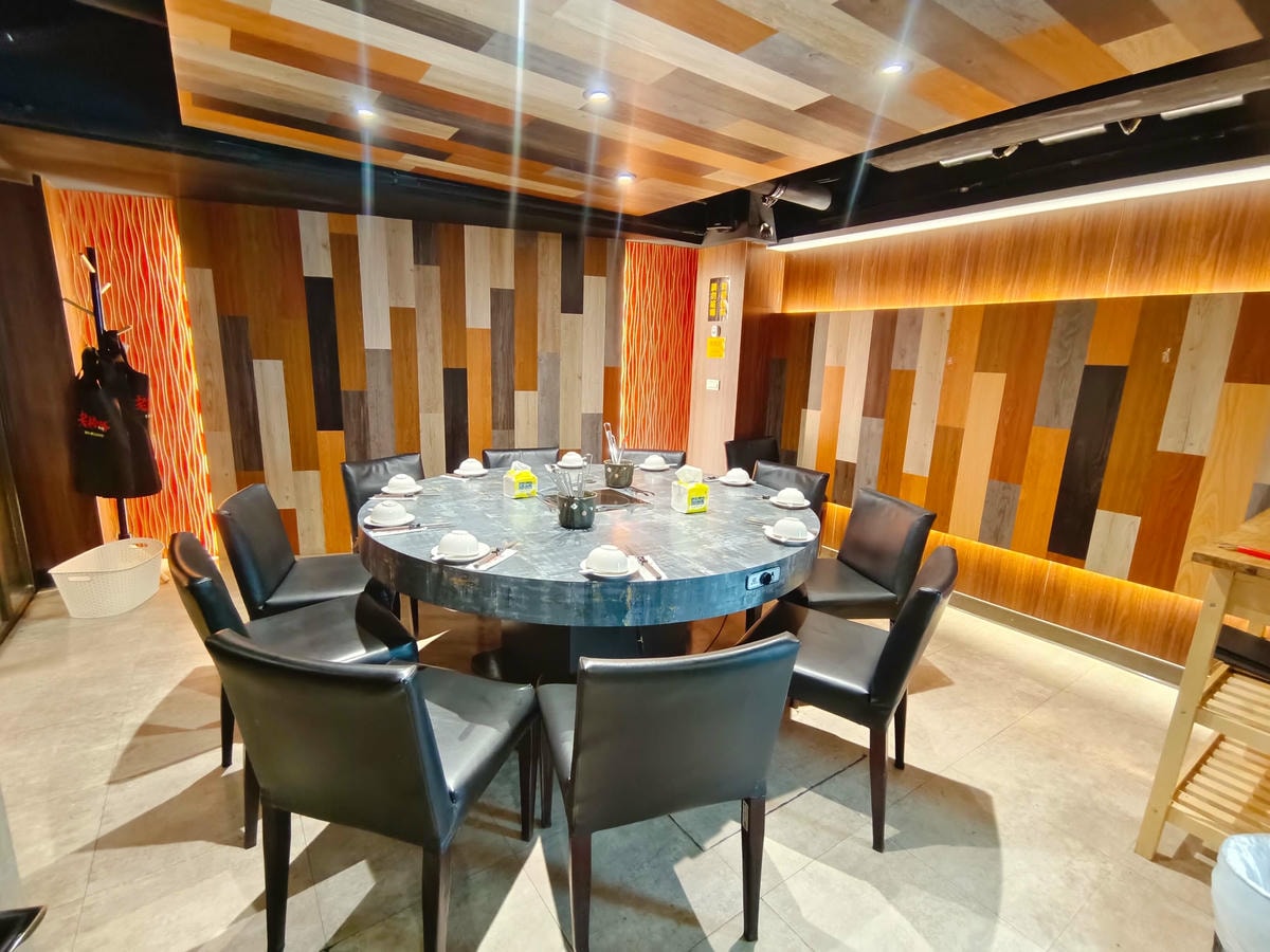 松山火鍋|老撈麻辣火鍋 新派火鍋及私房料理、巨無霸的Size日本大鮮蠔、快一起來吃、加LINE不限時段「啤酒買 1 送 1」老撈瘋鍋祭~吃爽吃滿足! - 第5張圖