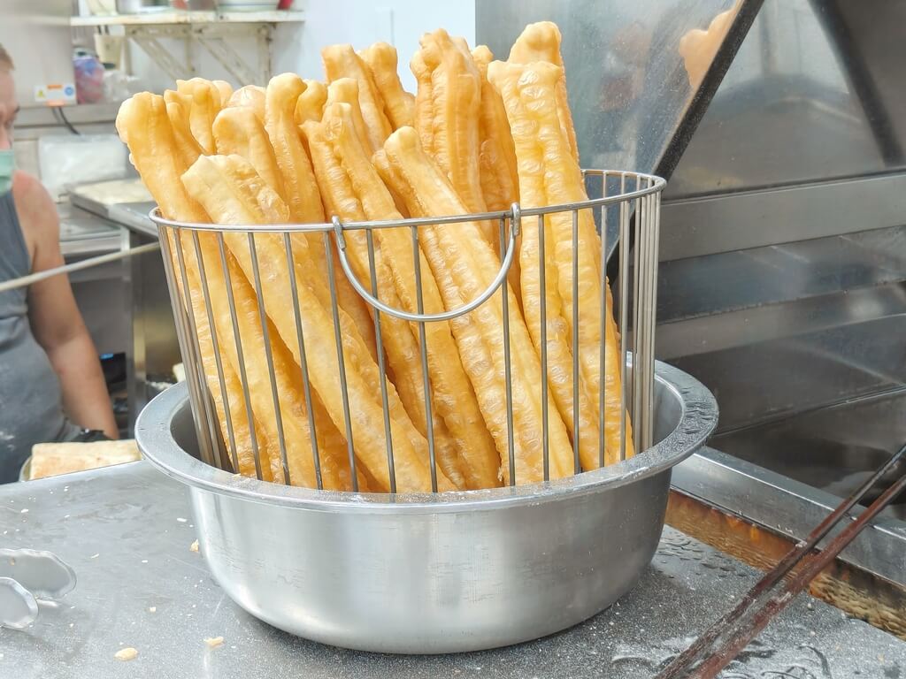 人氣的排隊早午餐、天天現炸現烤油條燒餅必吃、永和黑豆漿、板橋江子翠早餐推薦！