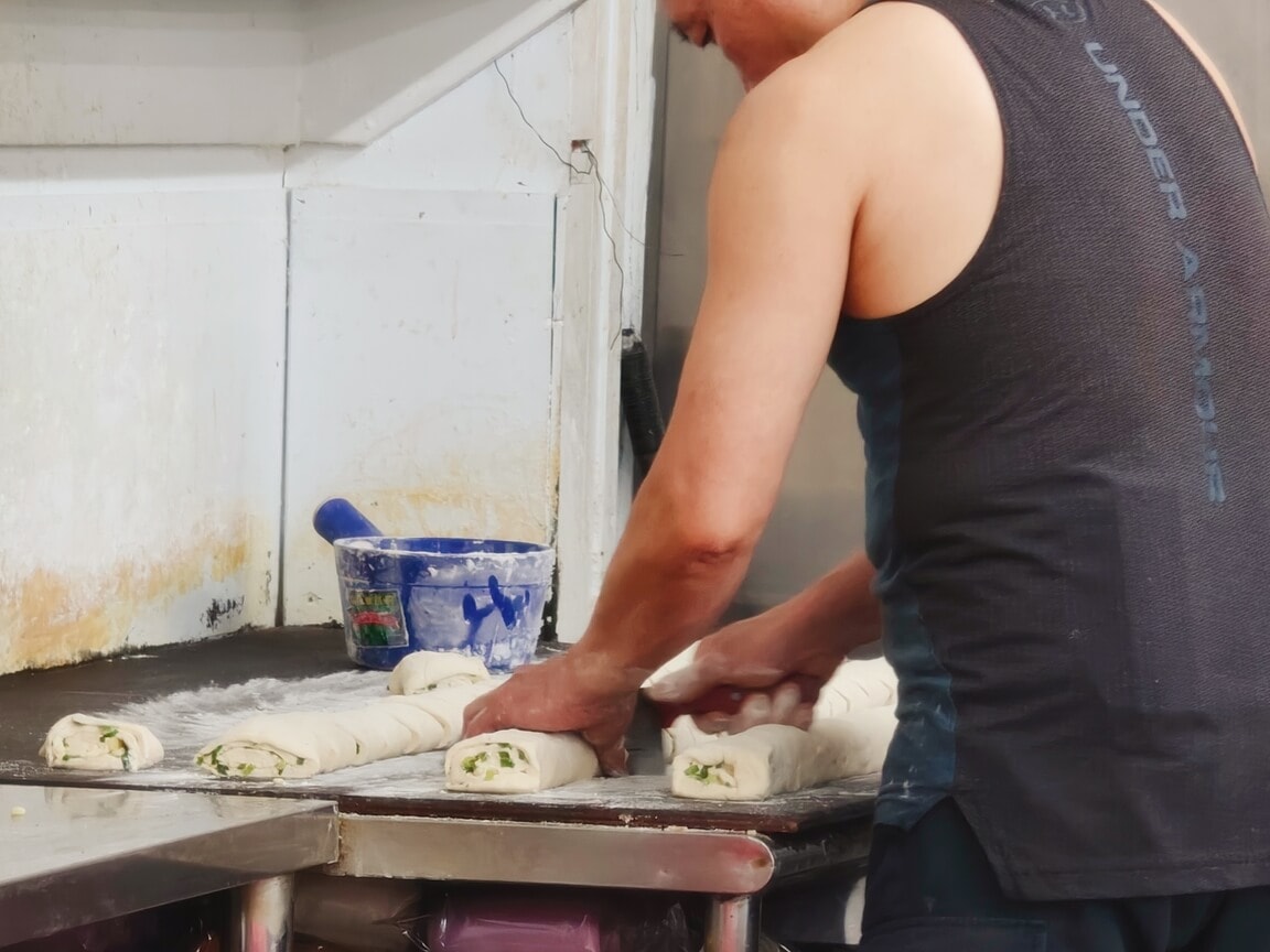 人氣的排隊早午餐、天天現炸現烤油條燒餅必吃、永和黑豆漿、板橋江子翠早餐推薦！