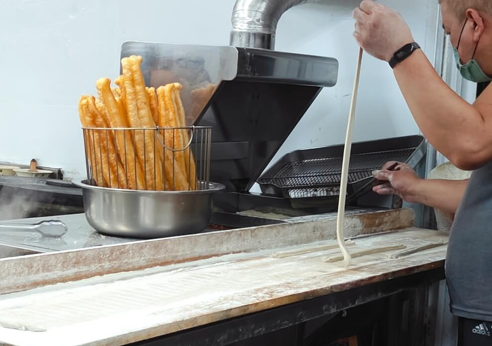 人氣的排隊早午餐、天天現炸現烤油條燒餅必吃、永和黑豆漿、板橋江子翠早餐推薦！