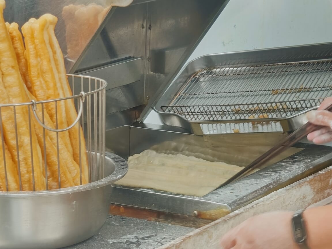 人氣的排隊早午餐、天天現炸現烤油條燒餅必吃、永和黑豆漿、板橋江子翠早餐推薦！