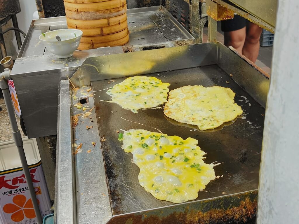 人氣的排隊早午餐、天天現炸現烤油條燒餅必吃、永和黑豆漿、板橋江子翠早餐推薦！