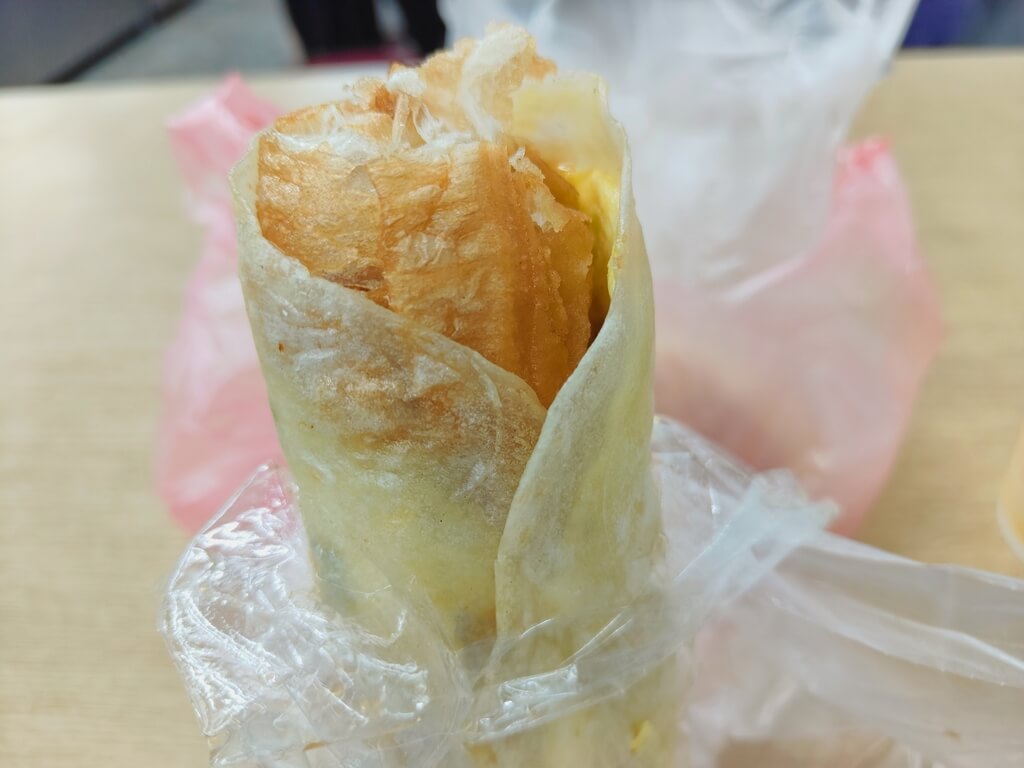 人氣的排隊早午餐、天天現炸現烤油條燒餅必吃、永和黑豆漿、板橋江子翠早餐推薦！