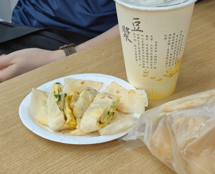 人氣的排隊早午餐、天天現炸現烤油條燒餅必吃、永和黑豆漿、板橋江子翠早餐推薦！