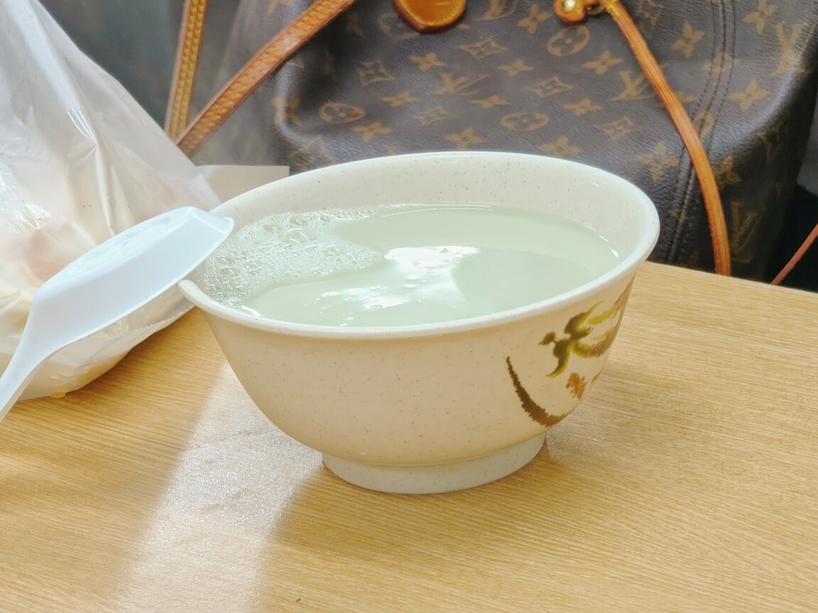 人氣的排隊早午餐、天天現炸現烤油條燒餅必吃、永和黑豆漿、板橋江子翠早餐推薦！