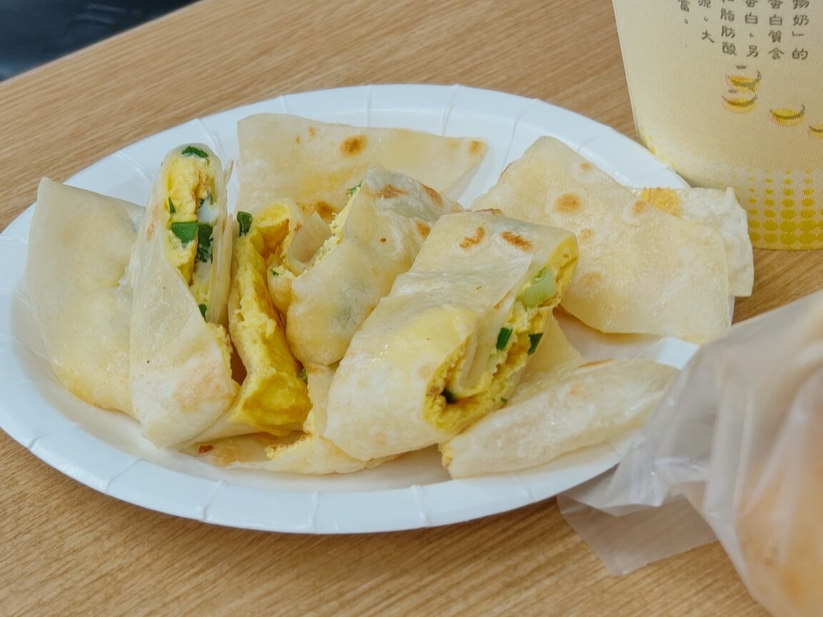 人氣的排隊早午餐、天天現炸現烤油條燒餅必吃、永和黑豆漿、板橋江子翠早餐推薦！