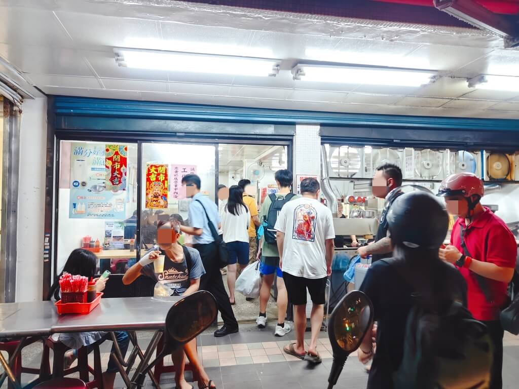 人氣的排隊早午餐、天天現炸現烤油條燒餅必吃、永和黑豆漿、板橋江子翠早餐推薦！
