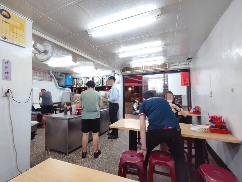 人氣的排隊早午餐、天天現炸現烤油條燒餅必吃、永和黑豆漿、板橋江子翠早餐推薦！