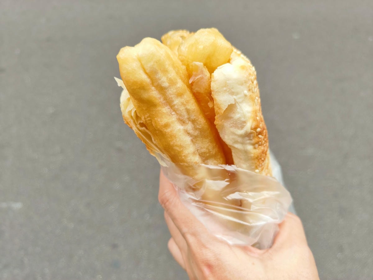 人氣的排隊早午餐、天天現炸現烤油條燒餅必吃、永和黑豆漿、板橋江子翠早餐推薦！