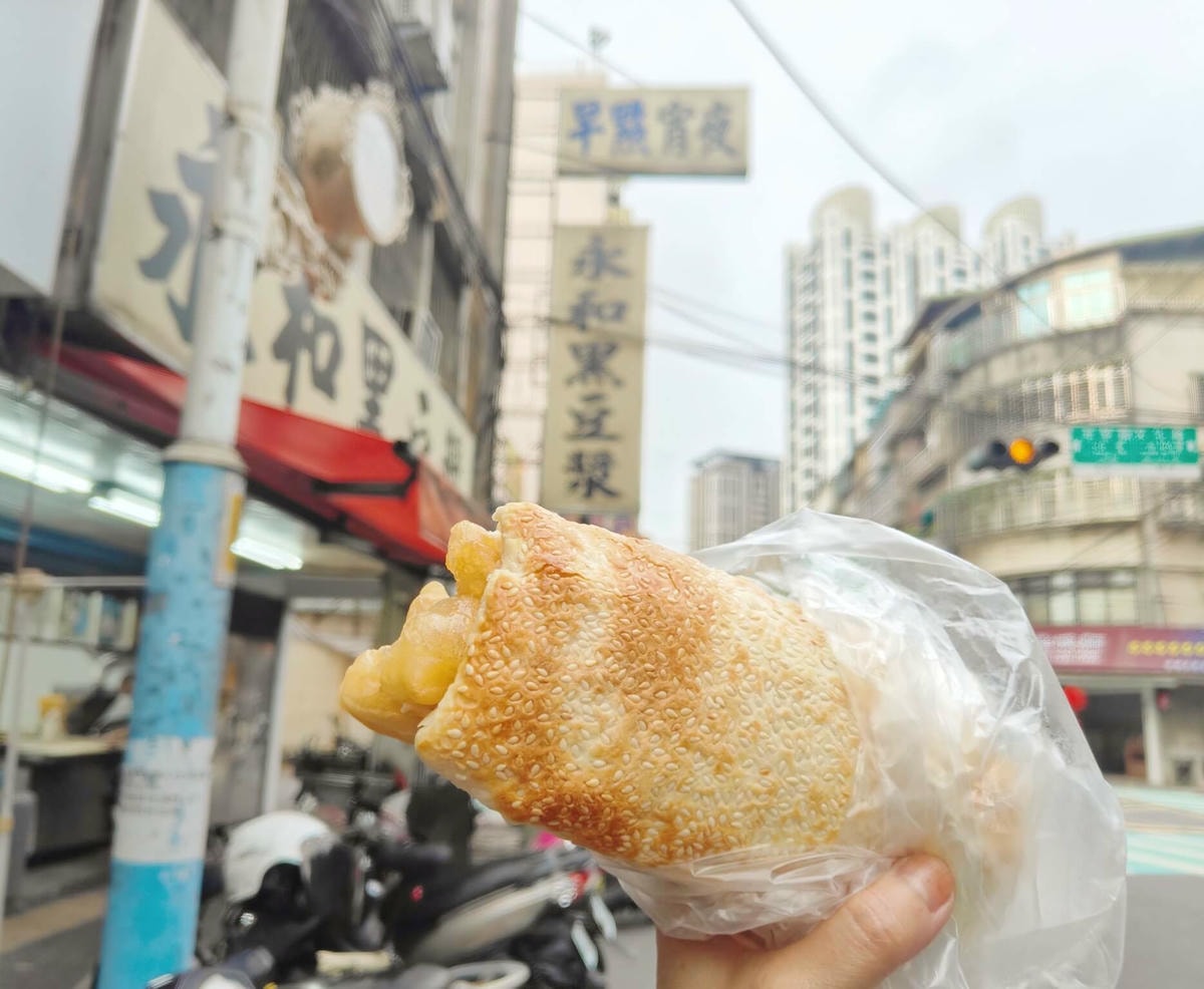 人氣的排隊早午餐、天天現炸現烤油條燒餅必吃、永和黑豆漿、板橋江子翠早餐推薦！