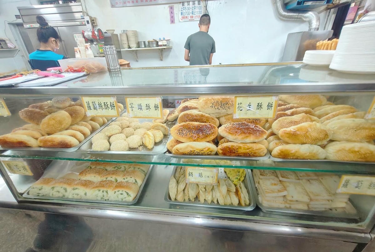 人氣的排隊早午餐、天天現炸現烤油條燒餅必吃、永和黑豆漿、板橋江子翠早餐推薦！